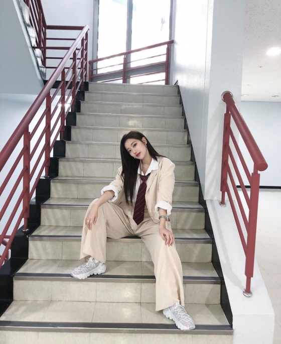 Group April member Lee Na-eun has appeared full of rushes.Lee Na-eun posted a picture on his instagram on the 28th without any words.In the photo, there is a picture of Lee Na-eun posing on the stairs.Lee Na-eun showed off her charm, which is different from her usual lovely atmosphere, by evoking Girl Crush.The netizens who responded to this responded that It is really so cool and beautiful, Nang Gongju and It was a sister if it was cool.Meanwhile, April released the album Da Capo in April.