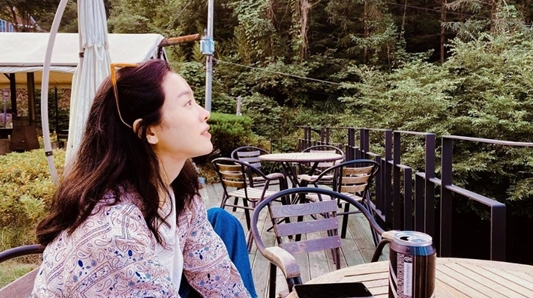 Actor Han Ji-min reveals tranquil routineHan Ji-min released a photo on his 29th day with an article entitled Sky was pretty: The rainy season, be careful, have a strong week.Han Ji-min in the public photo stares at Sky in a floral blouse, with innocent, makeup-free look.Han Ji-min has previously won the Best Actress Award for his acting skills by attempting to transform himself through the 2018 film Mitsubac.Han Ji-min is reviewing his next work after the drama Spring Night, which he breathed with last years Jeong Hae-in.