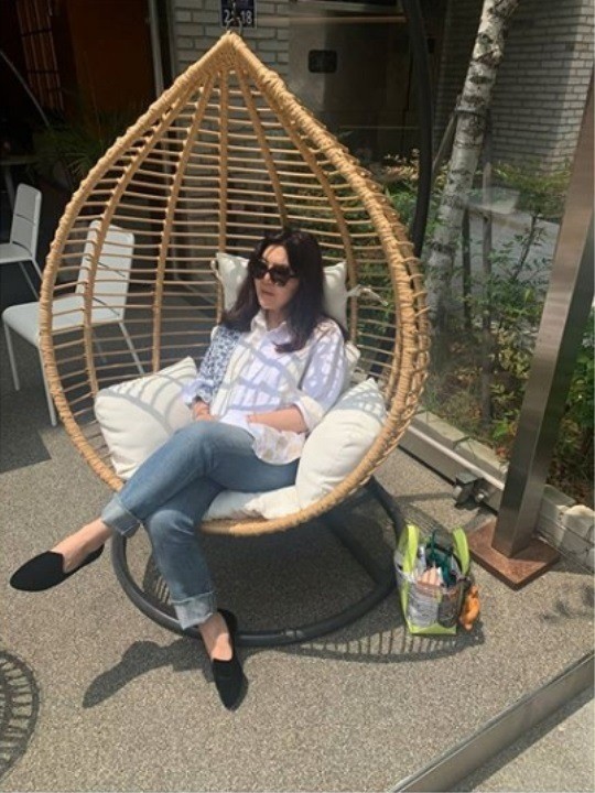 There is a significant amount of interest in Shuss Han Hye-yeon.On the 29th, stylist Han Hye-yeon draws attention by posting a picture with his article Photosynthesis for a long time through his Instagram.Han Hye-yeon in the public photo catches the eye with comfortable yet sophisticated fashion wearing sunglasses.After 12.5kg weight loss, he boasts beauty and is standing at the center of the topic every day.Han Hye-yeon is actively communicating with fans through YouTube and various broadcasts. Recently, he appeared on MBC What do you do when you play and styled mixed group bud three costumes.