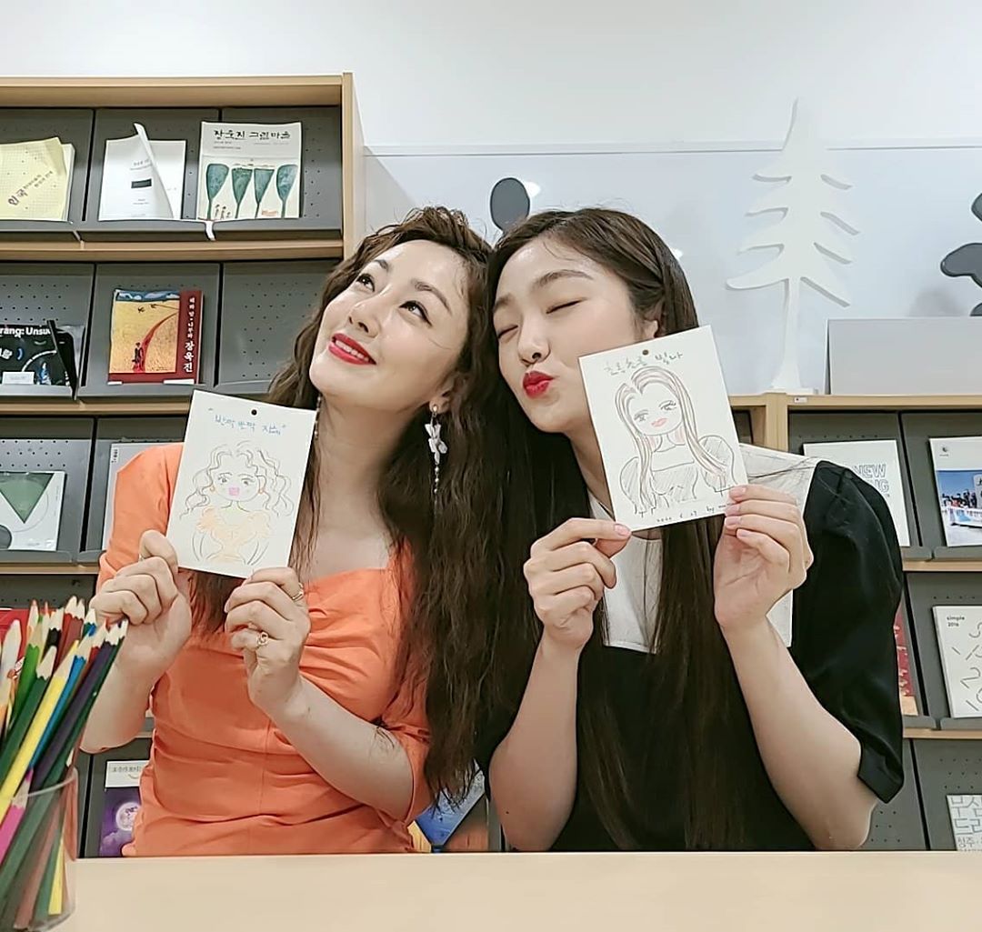 Oh Na-ra X Kim Hye-joon, Do mother and daughter Chemie ..Similiar pure and clean visual Oh Na-ra told her Instagram account on the 29th, #Twinkle Wisdom #Oh Na-ra #Long Lantern Light #Kim Hye-joon. I caught the first color pencil in high school.# Waiting time # mbc tree drama # Do and posted a picture with the article.The photo shows Oh Na-ra and Kim Hye-joon waiting for the drama shooting.The pair smile, each posing with a picture drawn by Oh Na-ra.Oh Na-ra and Kim Hye-joons resemblance to pure and clean visuals caught the eye.In addition, the cheerful atmosphere of the two people brought out the joy of the netizens.MBCs new drama Do, starring Oh Na-ra and Kim Hye-joon, will be broadcast on July 15th./ Photo = Oh Na-ra Instagram
