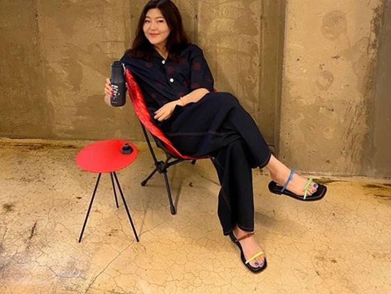 Han Hye-yeon showed off his stylish sideHan Hye-yeon posted a picture on his Instagram on the 29th with an article entitled Camping the Office.Han Hye-yeon in the public photo is sitting in a red camping chair with a black shirt and black jeans matching with sandals with a color.Han Hye-yeons fashionable side, which smiles slightly while looking at the camera, catches the eye.On the other hand, Han Hye-yeon recently styled the costume concept of MBC What do you do when you play mixed project group bud three members Yoo Jae-seok, Lee Hyo-ri and Rain.Photo: Han Hye-yeon Instagram