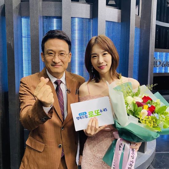 Broadcaster Seo Kyung-seok reveals recent status after DietOn the 29th, Seo Kyung-seok said through his Instagram, It was good that 22kg was out of my body. .. The lantern is leaving.  # Kim Cho Rong announcer # Lotto Partner # Weekend News anchor #Seo Kyung-seokTV # Happy Dream Lotto 645 I posted a picture.In the open photo, Seo Kyung-seok is posing with Kim Chan-long announcer. Recently, Diets more clear-cut features and sleek jaw line attract attention.Meanwhile, Seo Kyung-seok announced that he had lost 94.5kg of weight in May and declared Diet and lost 22kg on the 15th.Photo: Seo Kyung-seok Instagram