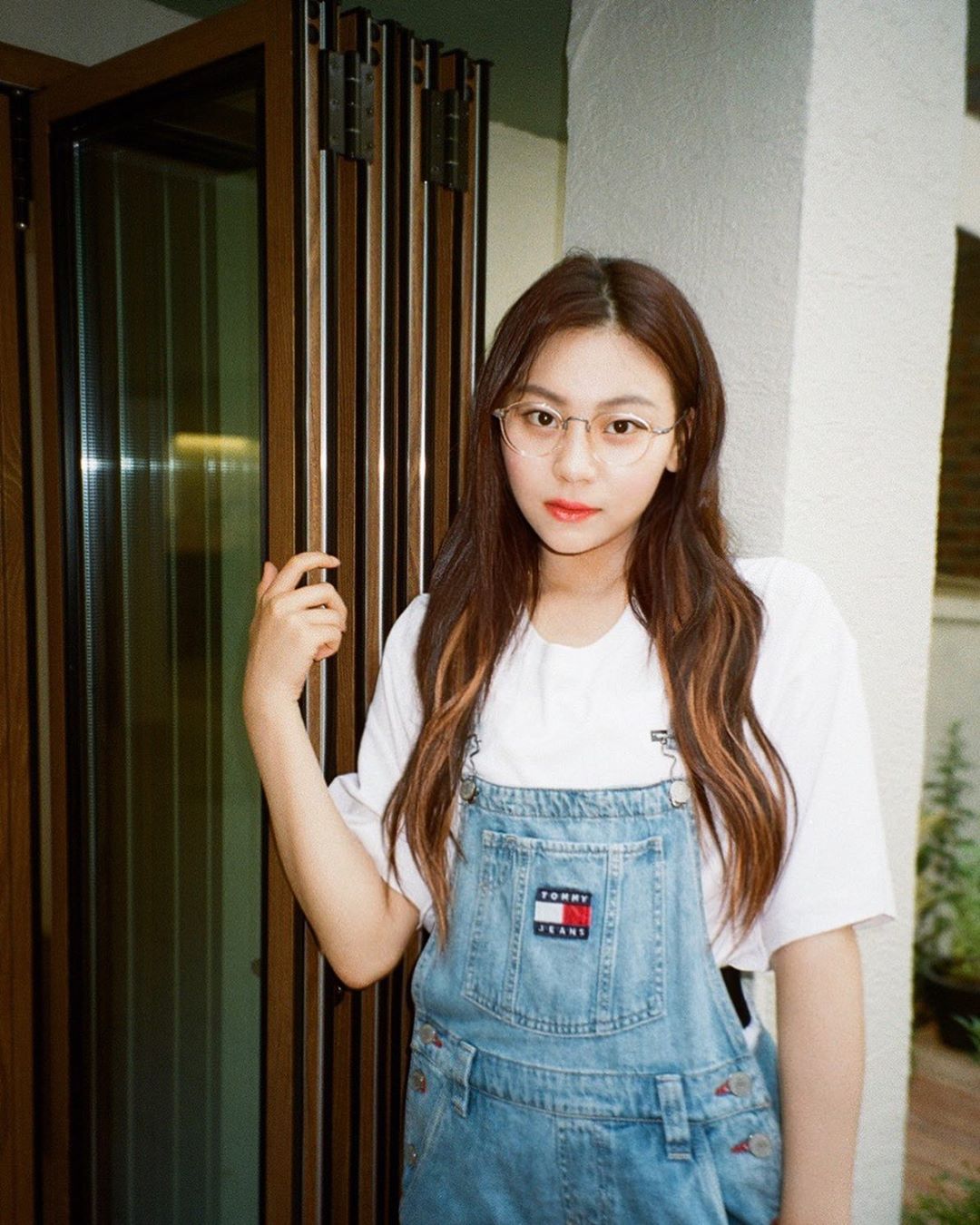 Umji of group GFriend shared a warm dayUmji posted a picture on his Instagram on the 29th.In the open photo, Umji completed a comfortable yet hip fashion with a white T-shirt, overroll and glass. Umjis hairstyle with bridges also attracted attention.The visual and smile of the bright Umji caught the attention of the viewers.GFriend, whose Umji belongs, will return to his new mini album Song of the Sirens on July 13th.Photo: Umji Instagram