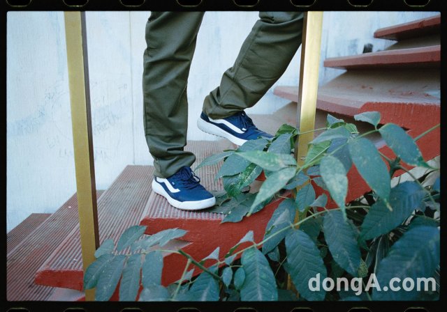 The product is equipped with UltraCush midsole, which provides a comfortable grip, and RapidWeld detail, which removes molding and seams.It is also characterized by the addition of an outsole that lowered its weight and a design inspired by Old School, a Vans classic model.Launched on July 7, Blue and The Secret Scripture released two special campaigns including Ultravox Cushion and Rapid Weld Pecker.