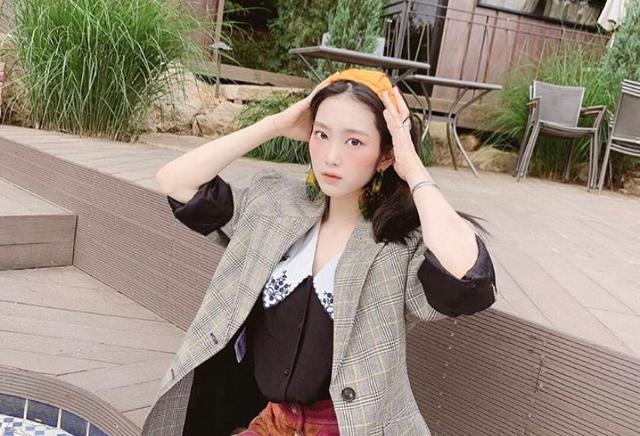 Girl group OH MY GIRL member JiHo boasted a refreshing charm.JiHo posted several photos of everyday life on the official SNS of OH MY GIRL on the 30th.The photo showed JiHo, who is wearing a hair band and showing off his cute visuals. The red cheeks added a lovely charm.Meanwhile, OH MY GIRL, a group of JiHos, announced NONSTOP in April.