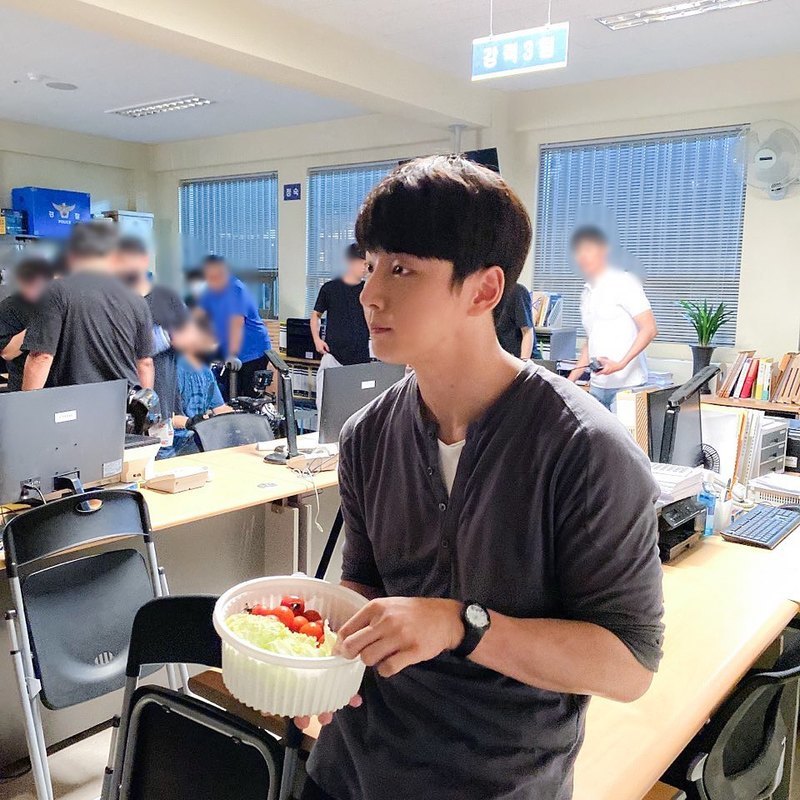 Actor Yoon Shi-yoons behind-the-scenes footage of the drama was released.Yoon Sik Yoons agency Moa Entertainments official Instagram posted a picture on June 30 with an article entitled Manage our diet during shooting and Fight our Actors.Yoon Sik Yoon is taking a rest during the OCN drama Train shooting. Yoon Sik Yoons face, which is eating a bell tomatoes for diet management, focuses attention.The netizens who watched this message sent cheer messages such as It is really cute and I am expecting it. Shooting fighting.park jung-min