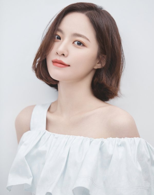 A new profile photo of Actor Bae Yunkyoung has been released.Bae Yunkyoung in the public photo attracts Eye-catching with a more feminine and mature appearance.From the photographs with unique clean images and lovelyness to the photographs that double the attractive and feminine beauty with distinctive features, and the side that feels a neat atmosphere, I focused my attention on various aspects.Bae Yunkyoung, who is building filmography with active acting activities without rest, is expected to be active in the future.On the other hand, Bae Yunkyoung is currently appearing on TVN I do not know much but Family.