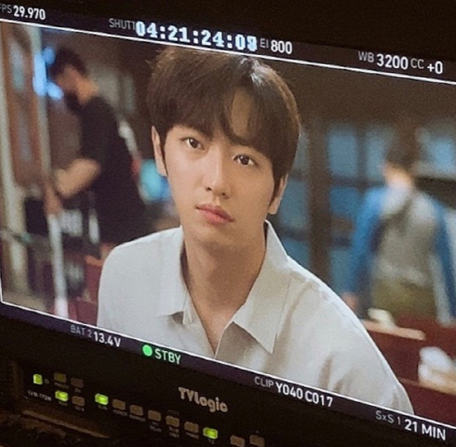 Lee Sang-yeob posted a picture on Instagram on the 1st with an article called # Mengstagram.The photo shows Lee Sang-yeob holding Feeling at the KBS2 weekend drama I went once shooting scene.Lee Min-jung (Song Na-hee), who is divided into Yoon Kyu-Jin in the drama, is drawing attention from fans by drawing complicated Feeling changes.I went once is broadcast every Saturday and Sunday at 7:55 pm.