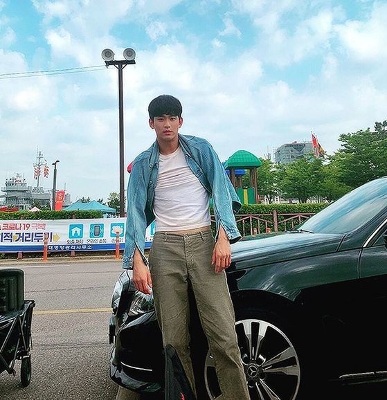 Actor Kim Soo-hyun revealed his current status during the Drama Psycho but its okay.On July 1, Kim posted three photos on his SNS with 1F, 2B and 3B hashtags.In the open photo, Kim Soo-hyun is wearing a blue jacket and standing around and emitting comic charm. He also enjoyed the sea with the staff.The fans who responded to the photos responded such as Cute Da Gang Tae, Photo Fighting and Waiting for the Weekend.On the other hand, Kim Soo-hyun plays the role of Mun Gang-tae, a psychiatric ward protector, in the TVN Saturday Drama Psycho but Its OK, and is in close contact with calligraphy (Ko Mun-young).