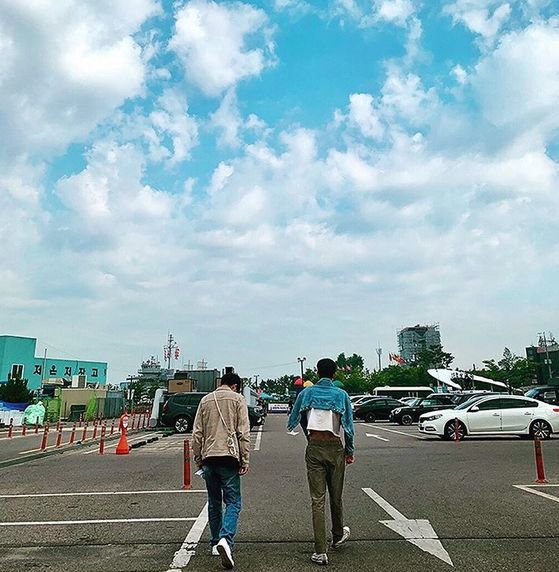 Actor Kim Soo-hyun revealed his current status during the Drama Psycho but its okay.On July 1, Kim posted three photos on his SNS with 1F, 2B and 3B hashtags.In the open photo, Kim Soo-hyun is wearing a blue jacket and standing around and emitting comic charm. He also enjoyed the sea with the staff.The fans who responded to the photos responded such as Cute Da Gang Tae, Photo Fighting and Waiting for the Weekend.On the other hand, Kim Soo-hyun plays the role of Mun Gang-tae, a psychiatric ward protector, in the TVN Saturday Drama Psycho but Its OK, and is in close contact with calligraphy (Ko Mun-young).