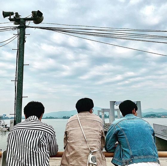 Actor Kim Soo-hyun revealed his current status during the Drama Psycho but its okay.On July 1, Kim posted three photos on his SNS with 1F, 2B and 3B hashtags.In the open photo, Kim Soo-hyun is wearing a blue jacket and standing around and emitting comic charm. He also enjoyed the sea with the staff.The fans who responded to the photos responded such as Cute Da Gang Tae, Photo Fighting and Waiting for the Weekend.On the other hand, Kim Soo-hyun plays the role of Mun Gang-tae, a psychiatric ward protector, in the TVN Saturday Drama Psycho but Its OK, and is in close contact with calligraphy (Ko Mun-young).