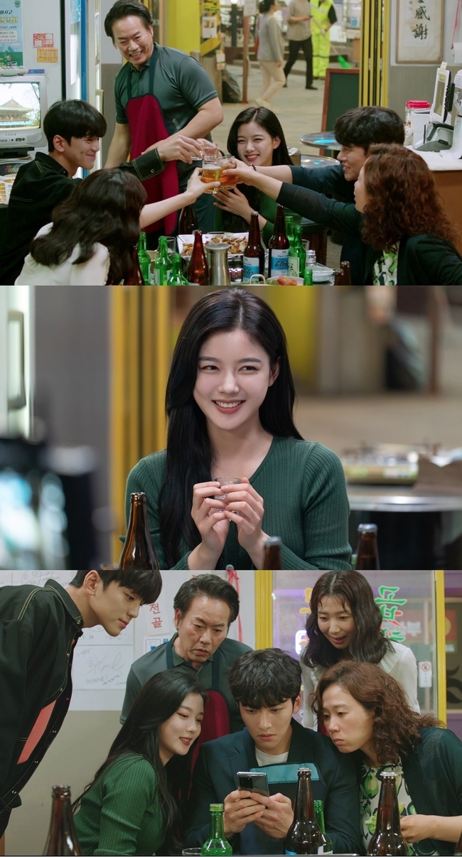 The first Alcoholic drink scene of the Convenience store of Ji Chang-wook Kim Yoo-jung was captured.SBS gilt drama Convenience store morning star (playplayed by Son Geun-joo/director Lee Myung-woo) unveiled an Alcoholic drink scene where all Convenience store family members such as Choi Dae-heon (Ji Chang-wook) and Kim Yoo-jung (played by Kim Yoo-jung) gathered on July 1.It is a place to celebrate the star of the star, and it is also the first Alcoholic drink after the star of the star comes into the alba.In the open photo, the star is smiling with shame as he is congratulated by the Choi Dae-heon family.In a noisy and pleasant atmosphere, the star seems to naturally permeate the family of Choi Dae-heon.The alcoholic drink scene, which is full of joy and joy like a family feast, makes you smile.But this atmosphere will soon be broken.Choi Dae-heon, who is contacted somewhere and checks his cell phone, and Alcoholic drink scene, which suddenly became a little cold, amplifies the curiosity about what happened to them.