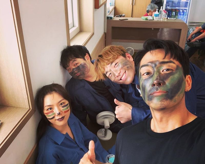 Actor Song Seung-heon has revealed his current status.Song Seung-heon posted two photos on his Instagram on July 1.Song Seung-heon, Seo Ji-hye, Ko Kyu-pil, Lee Hyun-jin and other actors in the public photos are wearing camouflage cream on their faces.Their friendly atmosphere and bright laughter catch their attention.The netizens who watched the photo responded, It is a good-looking person coming out of the camouflage cream.On the other hand, Song Seung-heon is appearing in MBC drama I want to eat with dinner.Park Eun-hae