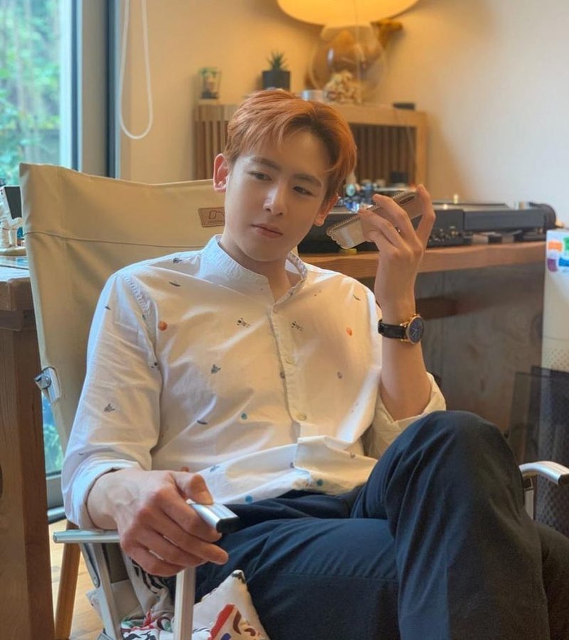 Nichkhun has boasted of handsome visuals since morningGroup 2PM member Nichkhun posted a picture on his instagram on July 1 with the phrase Morning.In the photo, Nichkhun is listening to music in his suit; he has thrilled fans with his warm appearance and sleek jawline from afar.han jung-won