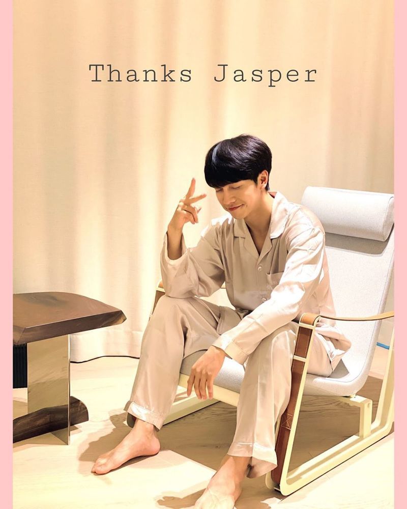 Lee Seung Gi Silk Pajama Wearing Cute Commitment Certificate Kind Of This Number Thanks