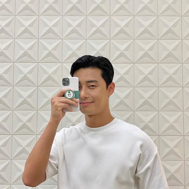 Actor Park Seo-joon reveals handsome current statusPark Seo-joon posted a selfie on his SNS on the afternoon of the afternoon and reported the recent situation.The photo shows Park Seo-joon covering half of his face with his mobile phone.Park Seo-joon boasts a Hunnam beauty, wearing a soft Smile - a half-covered but handsome look.Park Seo-joon, who wears a white T-shirt, is attracting fans attention with her charming Smile.Park Seo-joon is filming the movie Dream (director Lee Byung-hun) with singer IU.Park Seo-joon SNS