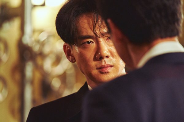 Jung Woo-sung, Kwak Do-won, Yoo Yeon-seok, and Angus McFadden are in crisis that may actually happen between the only divided countries on the planet where the Cold War is continuing, the South and the North, and the great powers surrounding the Korean Peninsula.Steel Rain 2: Summit, which will be realistically drawn through the coexistence and confrontation of four actors who combine personality and acting skills, will heat up the theater in the summer of 2020.