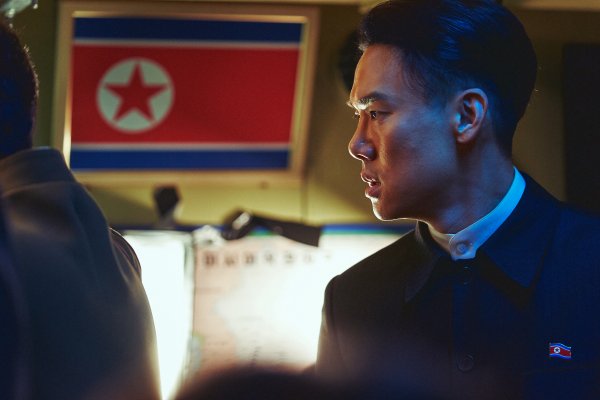 Jung Woo-sung, Kwak Do-won, Yoo Yeon-seok, and Angus McFadden are in crisis that may actually happen between the only divided countries on the planet where the Cold War is continuing, the South and the North, and the great powers surrounding the Korean Peninsula.Steel Rain 2: Summit, which will be realistically drawn through the coexistence and confrontation of four actors who combine personality and acting skills, will heat up the theater in the summer of 2020.