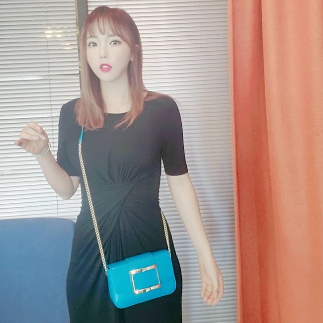 Singer Hong Jin-young showed off her Hwasa-humoured Beautiful looks despite the cloudy weather.Hong Jin-young posted a picture on his instagram on the 1st, along with an article entitled Is it raining today? The weather is blurry.In the photo, Hong Jin-young shows off her slim figure in a black dress, matching a turquoise bag with a dress look that can seem flat and giving points.Hong Jin-young is showing off his unique cuteness while looking at the screen with big eyes.Even in the rainy season, it seems that the hearts of those who see the Hwasa Hong Jin-young are clear.Fans of Hong Jin-youngs surprise photo gift showed joy such as Sister is beautiful today, Gaddery and I am strong as soon as I see.On the other hand, Hong Jin-young, along with Sister Hong Jin-young, is appearing on the SBS entertainment program Ugly Our Little and reveals the daily life of real sisters.Photo Hong Jin-young SNS