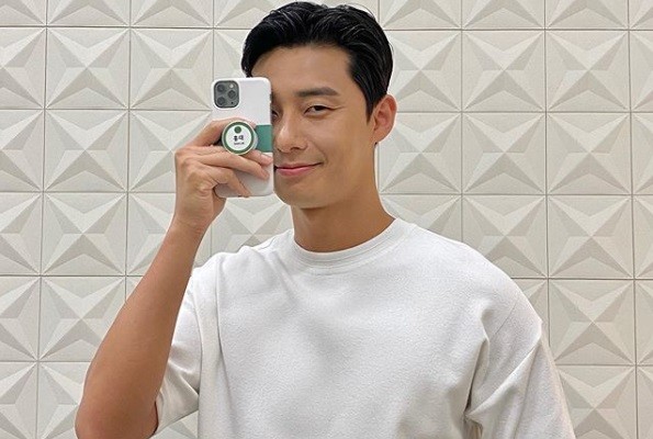 Actor Park Seo-joon announced the recent welcome with a selfie with dandy charm.Park Seo-joon posted a picture on his Instagram on the 1st with a short article called Yoon.Park Seo-joon in the photo is a smiley face in front of the camera.Park Seo-joon showed off his trademark dandy charm with neat pomade hair and watery hunnam beauty even in a simple T-shirt.Park Seo-joon is currently in the midst of filming the movie Dream (Gase), which also confirmed the appearance of IU Kim Jong-soo and Ko Chang-seok in addition to Park Seo-joon.