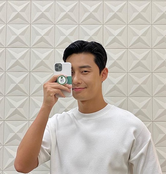 Park Seo-joon showed off his dandy charmPark Seo-joon posted a picture on his Instagram on the 1st.Park Seo-joon in the public photo is smiling with his face covered in half with his cell phone.Park Seo-joons warm visuals and studded physicals in white T-shirts are admirable.Meanwhile, Park Seo-joon appears in Lee Byung-huns new film Dream with IU.Photo: Park Seo-joon Instagram