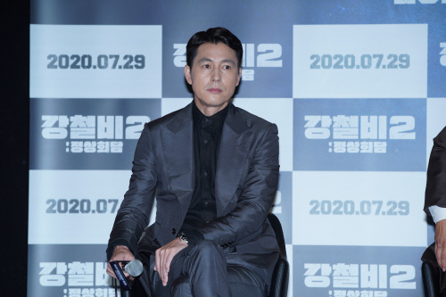 The movie Steel Bee 2: Summit (director Yang Woo-suk) is a story about the situation of Danger between the three leaders of the Republic of Korea (Jung Woo-sung), North Korea (Yoo Yeon-seok), and the US President (Angus McFadden) who were kidnapped by a nuclear submarine by North Koreas Coup during the Summit of the U.S. and the head of the Coups escort.The story of the Danger situation that may actually happen in the worlds only divided nation, Korean Peninsula, and the people surrounding it will be vividly filled with tension.At the online production report on the 2nd, Jung Woo-sung said, The land of Korean Peninsula is the main character.The pain and historical meaning of the earth were questions about how to establish it. Part 1 was fantasy.The second part is colder when I look at the Korean Peninsula in the international situation, and it seems to be a movie that can ask bigger questions to those who watch movies. The director told me to do the president, so why did you throw me this ordeal?I had a lot of trouble to be with, he said.Meanwhile, Steel Rain 2: Summit is scheduled to open on the 29th.Photo  Lotte Entertainment