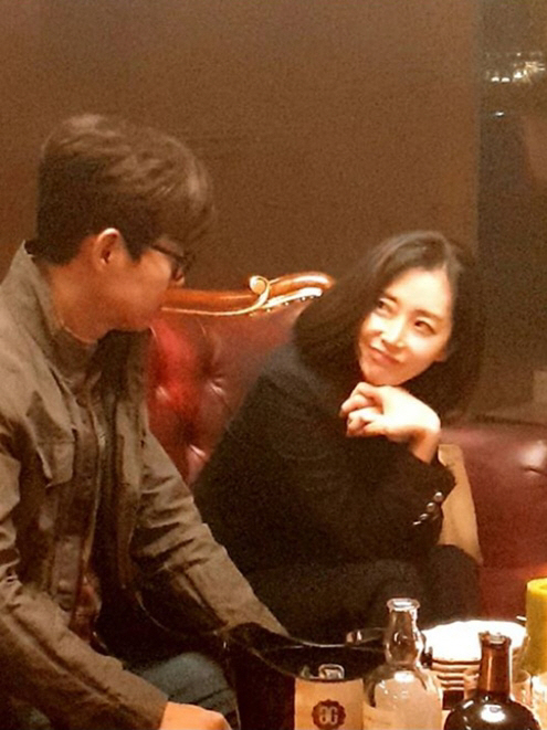 Actor Song Yoon-ah has unveiled the shooting scene of Drama Elegance Friends.Song Yoon-ah posted a picture on his instagram on the 2nd with an article entitled Elegance Friends...Namjeonghae.Song Yoon-ah in the public photo is looking at Yoo Jun-sang, the opponent actor, at the shooting scene of Drama.Song Yoon-ah shows off her Elegance beauty, raising expectations for DramaSong Yoon-ah will appear as Nam Jeong-hae in JTBCs new gilt drama Elegance Friends, which will be broadcast on the 10th (Friday).Meanwhile, Song Yoon-ah has a son in 2009 with Actor Sol Kyung-gu and marriage.