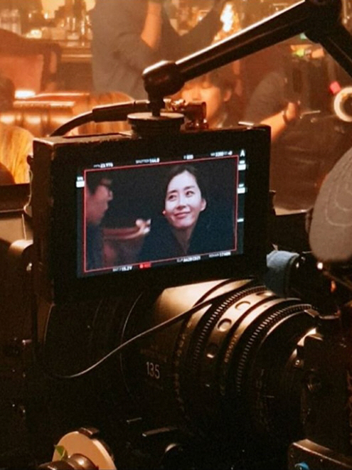 Actor Song Yoon-ah has unveiled the shooting scene of Drama Elegance Friends.Song Yoon-ah posted a picture on his instagram on the 2nd with an article entitled Elegance Friends...Namjeonghae.Song Yoon-ah in the public photo is looking at Yoo Jun-sang, the opponent actor, at the shooting scene of Drama.Song Yoon-ah shows off her Elegance beauty, raising expectations for DramaSong Yoon-ah will appear as Nam Jeong-hae in JTBCs new gilt drama Elegance Friends, which will be broadcast on the 10th (Friday).Meanwhile, Song Yoon-ah has a son in 2009 with Actor Sol Kyung-gu and marriage.