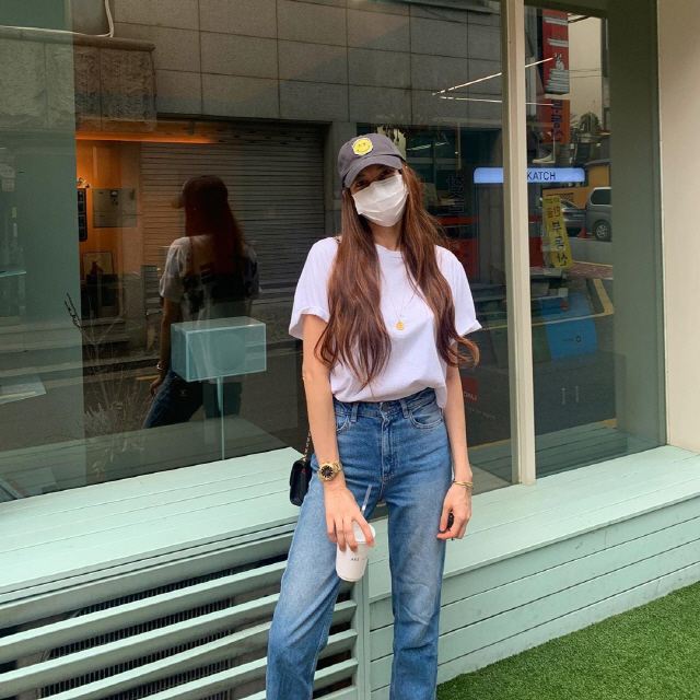 Actor Yangmira was surprised by her unchanging figure after Child Birth.Yangmira said on his Instagram on the 2nd, I was asleep in Nighthawks parenting, but I gave up sleep and chose an hour out.I am tired of strangeness. In the photo, Yangmira wearing a white T-shirt and jeans was shown.Yangmira boasts a slender figure with no sloppy body, even though she has not been a month since she was a Child Birth.The netizens who watched the photos admired Yangmiras body in response to I got a boat, Where did the boat go? And Why are the pants?Meanwhile, Actor Yangmira married businessman Jung Shin-wook in 2018 and received a lot of congratulations on the 4th by holding Son Luya in his arms.
