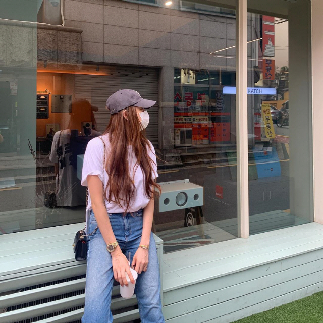 Actor Yangmira was surprised by her unchanging figure after Child Birth.Yangmira said on his Instagram on the 2nd, I was asleep in Nighthawks parenting, but I gave up sleep and chose an hour out.I am tired of strangeness. In the photo, Yangmira wearing a white T-shirt and jeans was shown.Yangmira boasts a slender figure with no sloppy body, even though she has not been a month since she was a Child Birth.The netizens who watched the photos admired Yangmiras body in response to I got a boat, Where did the boat go? And Why are the pants?Meanwhile, Actor Yangmira married businessman Jung Shin-wook in 2018 and received a lot of congratulations on the 4th by holding Son Luya in his arms.