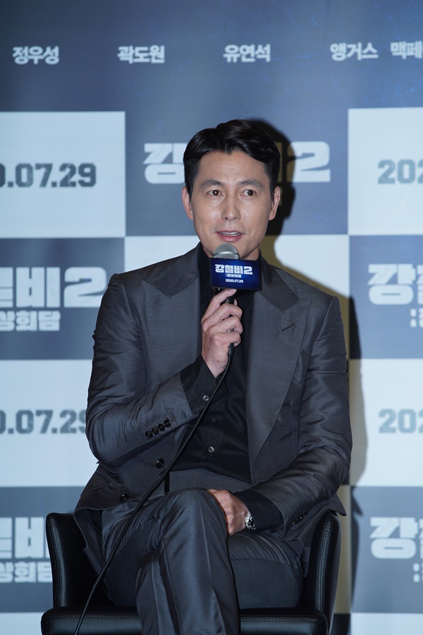 Actor Jung Woo-sung attends the film Steel Rain 2: Summit (director Yang Woo-suk) Online Production briefing session and answers questions.Jung played South Korean President Han Kyung-jae, who is agonizing for peace on the Korean Peninsula, in Steel Rain 2: Summit.Steel Rain 2: Summit is a film about the crisis before the war that takes place after the three leaders were kidnapped by North Koreas nuclear submarine in a coup detat during the inter-Korean Summit. It will be released on the 29th.Photos Provision: Lotte Entertainment