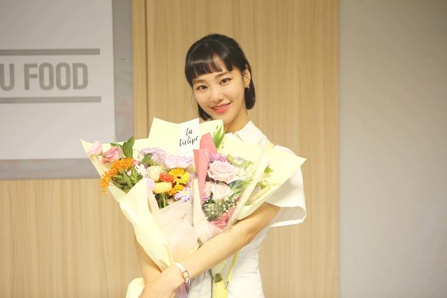 Lame International Han Ji-eun gave a heartwarming end feeling.Actor Han Ji-eun, who played a big role in the new Intern Lee Tae-ri role in MBC tree Drama Lame Internet which ended on the 23rd and 24th of the last day, is attracting attention by conveying his affectionate end feeling.Han Ji-eun said, Thank you for sending a lot of love to Lame International and Lee Tae-ri through HB Entertainment on the 2nd.I dont think Ill forget my time in Tarry for the last four months.It was an honor to be able to work with the bishop, the artist, and the staff and the senior and junior actors who made a good environment to express the feelings of Tari in the work completely until the Lame International came out of the world. Thank you very much for finishing all of the difficulties and tensions due to Corona 19.Han Ji-eun has shown a generous affection for those who have been together.Han Ji-eun said, Lame International is a work that contains a lot of the present-day appearance that we are facing now. Through this drama, I hope that all generations, regardless of gender, will be able to understand and sympathize with each other once more. In addition to that, Han Ji-eun also remembers Cheerings message for young people struggling like Lee Tae-ri in the work.We all think that we are lovely people who live in this age like Lee Tae-ri.I want you to love yourself a little more when you want to put it down in front of the world.And sometimes I look around and share a word with you, and I think I can live a little warmer.I will cheer you up your precious life. Fight! And finished the end with a heartfelt message of Cheering.In this work, Han Ji-eun not only portrayed the character in three dimensions, but also attracted many viewers with various activities every time from the food parade to the killing point created by the hot-rolled without buying.Han Ji-eun, who has made the color of the work more intense with his unique loveliness and bright energy, has been popular with many people since End.So, his activities to be shown in the future are expected.