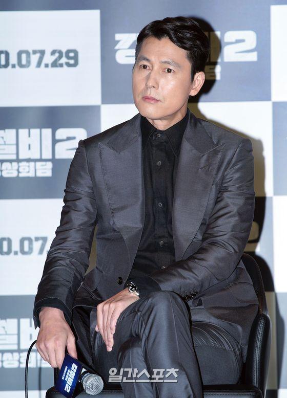 Steel Rain 2: Summit (director Yang Woo-suk) is a film depicting the crisis just before the war that takes place after the three leaders were kidnapped by the Norths nuclear submarine during the inter-Korean Summit.Opening on the 20th.Jung Woo-sung Hes Even Handsome in Eyes