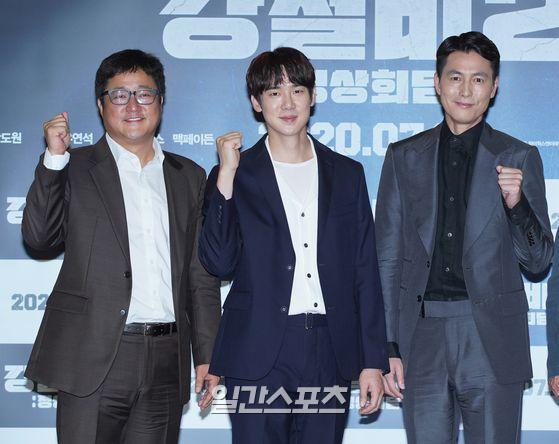 Actor Kwak Do-won, Yoo Yeon-seok and Jung Woo-sung pose in photo time of the film Steel Rain 2: Summit production report, which was broadcast live online on the morning of the 2nd.Steel Rain 2: Summit (director Yang Woo-suk) is a film that depicts the crisis just before the war that takes place after the three leaders were kidnapped by the Norths nuclear submarine during the North-South American Summit, and Jung Woo-sung, Kwak Do-won, and Yoo Yeon-seok are performing.Opening on the 20th.Jung Woo-sung - Yoo Yeon-Seok - Kwak Do-won meet me at Liancourt Rocks