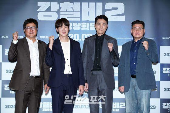Actor Kwak Do-won, Yoo Yeon-seok, Jung Woo-sung and Woo-seok Yang pose in photo time of the film Steel Rain 2: Summit production report, which was broadcast online on the morning of the 2nd.Steel Rain 2: Summit (director Woo-seok Yang) is a film depicting the crisis before the war that takes place after the three leaders were kidnapped by North Korean nuclear submarines during the North-South American Summit, and is played by Jung Woo-sung, Kwak Do-won, and Yoo Yeon-seok.Opening on the 20th.Woo-seok Yang director Two Korean Peninsula is on
