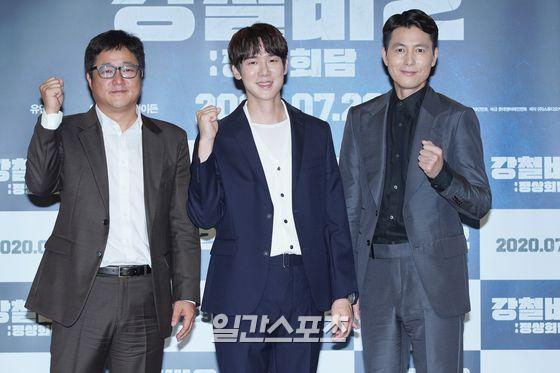 Actor Kwak Do-won, Yoo Yeon-seok and Jung Woo-sung pose in photo time of the film Steel Rain 2: Summit production report, which was broadcast live online on the morning of the 2nd.Steel Rain 2: Summit (director Yang Woo-suk) is a film that depicts the crisis just before the war that takes place after the three leaders were kidnapped by the Norths nuclear submarine during the North-South American Summit, and Jung Woo-sung, Kwak Do-won, and Yoo Yeon-seok are performing.Opening on the 20th.Yoo Yeon-Seok Smile bright at center