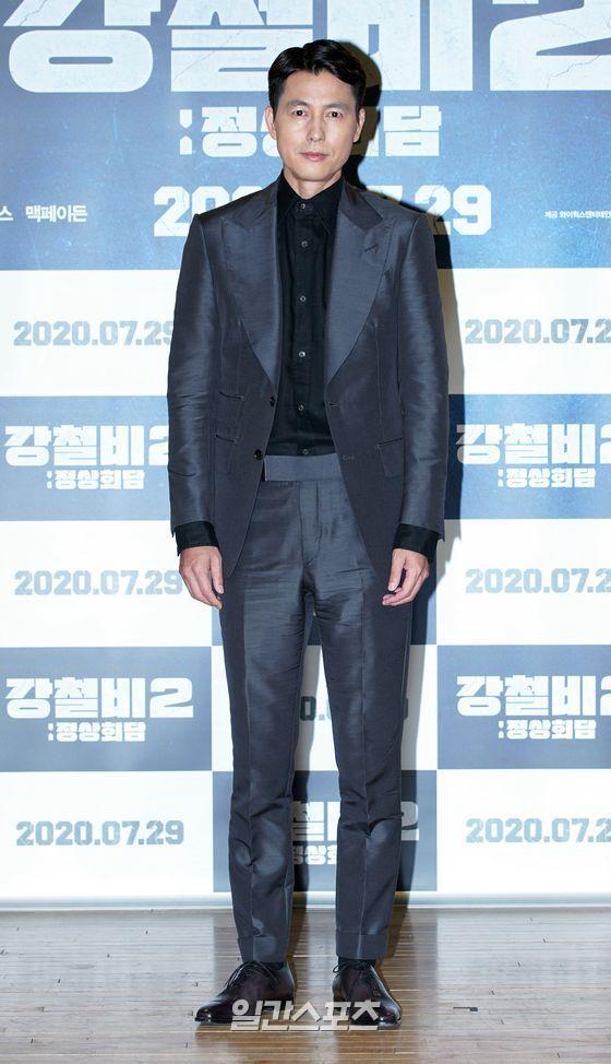 Actor Jung Woo-sung poses in photo time of the production report of the movie Steel Rain 2: Summit which was broadcast live online on the morning of the 2nd.Steel Rain 2: Summit (director Yang Woo-suk) is a film depicting the crisis just before the war that takes place after the three leaders were kidnapped by the Norths nuclear submarine during the inter-Korean Summit.Opening on the 20th.Jung Woo-sungs Kwak Do-won Diet Is Revolutionary