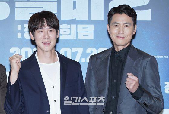 Actor Yoo Yeon-Seok and Jung Woo-sung pose in photo time of the production report of the movie Steel Rain 2: Summit which was broadcast live on Online on the morning of the 2nd.Steel Rain 2: Summit (director Yang Woo-suk) is a film that depicts the crisis just before the war that takes place after the three leaders were kidnapped by the Norths nuclear submarine during the North-South American Summit, and Jung Woo-sung, Kwak Do-won, and Yoo Yeon-Seok are performing.Opening on the 20th.Jung Woo-sung - Yoo Yeon-seok North and South summits that can not be taken in appearance