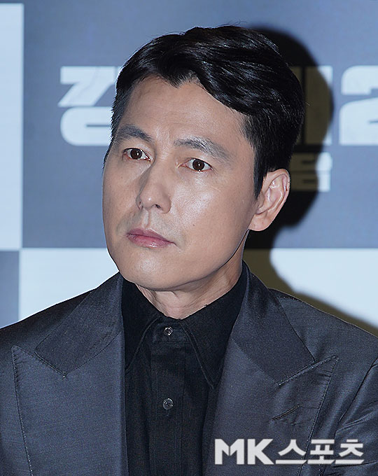 Actor Jung Woo-sung poses at the online production presentation of the movie Steel Rain 2: Summit (directed by Yang Woo-suk) on the morning of the 2nd.Steel Rain 2: Summit is a film depicting the crisis before the war that takes place after the three leaders were kidnapped by North Koreas nuclear submarine in a coup détat during the inter-Korean Summit.