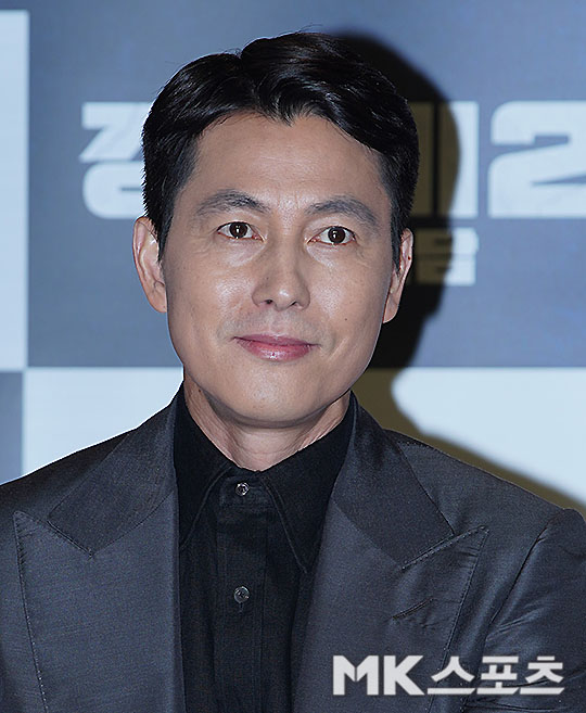 Actor Jung Woo-sung poses at the online production presentation of the movie Steel Rain 2: Summit (directed by Yang Woo-suk) on the morning of the 2nd.Steel Rain 2: Summit is a film depicting the crisis before the war that takes place after the three leaders were kidnapped by North Koreas nuclear submarine in a coup détat during the inter-Korean Summit.