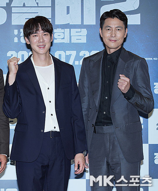 Actor Jung Woo-sung and Yoo Yeon-seok pose for the film Steel Rain 2: Summit (directed by Yang Woo-suk) on the morning of the 2nd.Steel Rain 2: Summit is a film depicting the crisis before the war that takes place after the three leaders were kidnapped by the Norths nuclear submarine during the North and South American Summit.