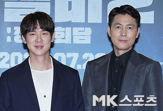 Actors Jung Woo-sung and Yoo Yeon-seok pose for the movie Steel Rain 2: Summit (directed by Yang Woo-suk) at an online production presentation on the morning of the 2nd.Steel Rain 2: Summit is a film depicting the crisis before the war that takes place after the three leaders were kidnapped by the Norths nuclear submarine during the North and South American Summit.