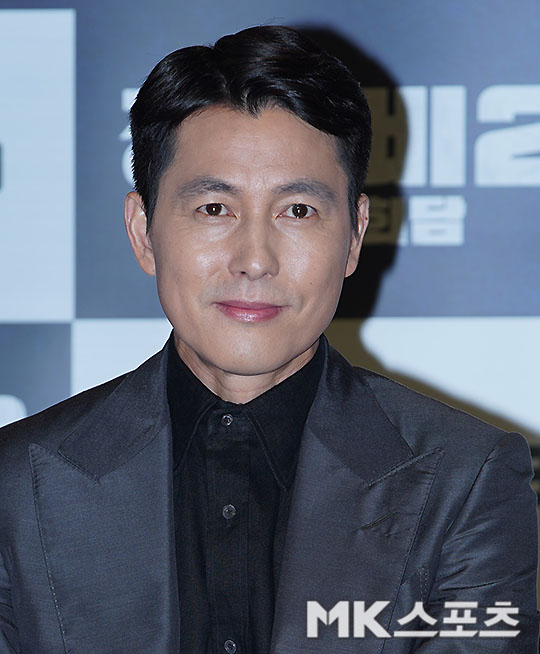 Actor Jung Woo-sung poses at the online production presentation of the movie Steel Rain 2: Summit (directed by Yang Woo-suk) on the morning of the 2nd.Steel Rain 2: Summit is a film depicting the crisis before the war that takes place after the three leaders were kidnapped by the Norths nuclear submarine during the North and South American Summit.