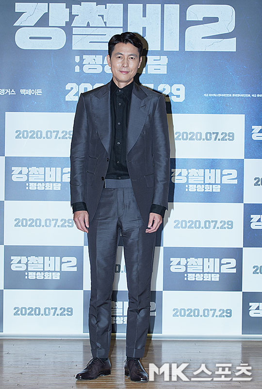 Actor Jung Woo-sung poses at the online production presentation of the movie Steel Rain 2: Summit (directed by Yang Woo-suk) on the morning of the 2nd.Steel Rain 2: Summit is a film depicting the crisis before the war that takes place after the three leaders were kidnapped by North Koreas nuclear submarine in a coup détat during the inter-Korean Summit.