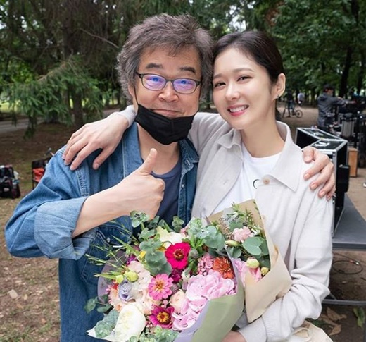 Actor Ju Ho-sung reported on his recent situation with his daughter, Actor Jang Na-ra.I always happy and enjoyable to take a picture, Juho said on his Instagram on the 1st.Oh my Baby Driver Makjim real happy and fun ~ ~ Europe I really Sui Gu ~ ~ ~ ~ # Tibendlma Omabe # Jang Na-ra # Arbor 10:50 # Jang Na-ra drama #Should catch the premiere .In the photo, Ju Ho Sung is taking a friendly pose with his daughter Jang Na-ra at the drama shooting scene.