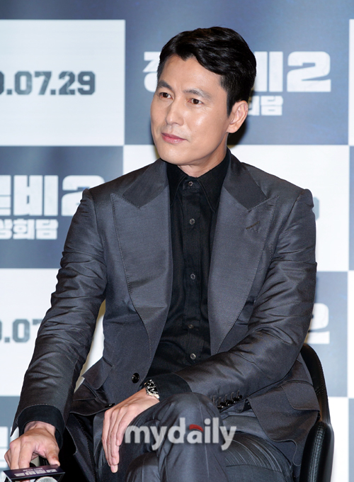 Actor Jung Woo-sung attends an Online Production briefing session on the movie Steel Rain 2: Summit on the morning of the 2nd.Steel Rain 2: Summit is a film depicting the crisis before the war that takes place after the three leaders were kidnapped by North Koreas nuclear submarine in a coup détat during the inter-Korean Summit.
