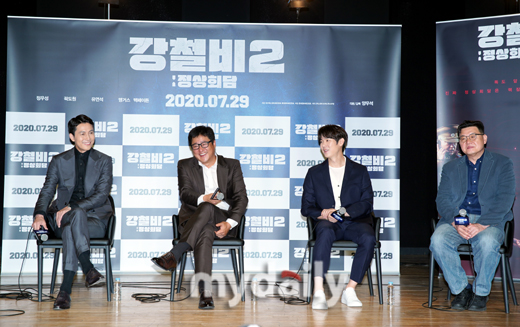 Actors Jung Woo-sung, Kwak Do-won, Yoo Yeon-seok and Yang Woo-suk (from left) attend an online production report for the movie Steel Rain 2: Summit on the morning of the 2nd.Steel Rain 2: Summit is a film depicting the crisis before the war that takes place after the three leaders were kidnapped by North Koreas nuclear submarine in a coup détat during the inter-Korean Summit.