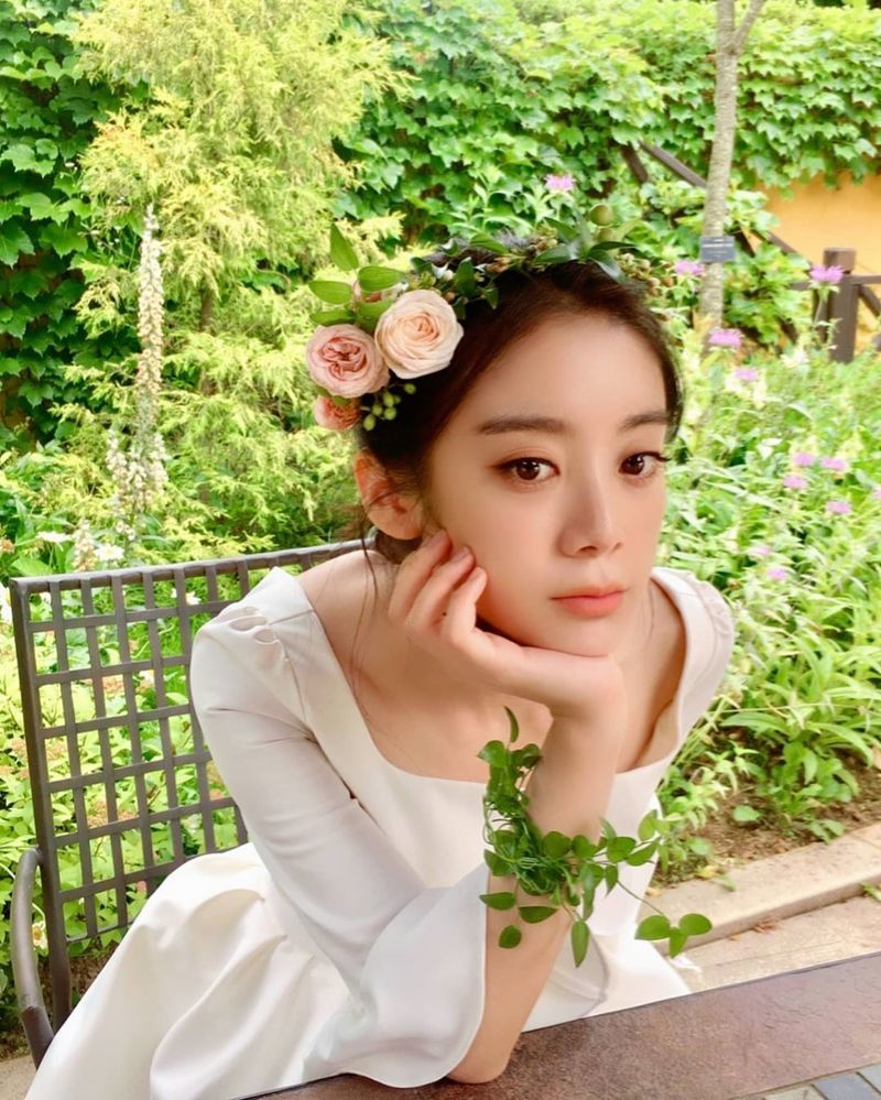 Wu Hyelim has revealed a pretty daily life.Wyeolim, from Wonder Girls, posted a picture on his Instagram page on July 2.In the open photo, Hyelim is wearing a wedding dress and wearing a wreath on her head; it appears she took a break during wedding photography.Hyelims outstanding beauty ahead of her marriage robs her gaze.emigration site