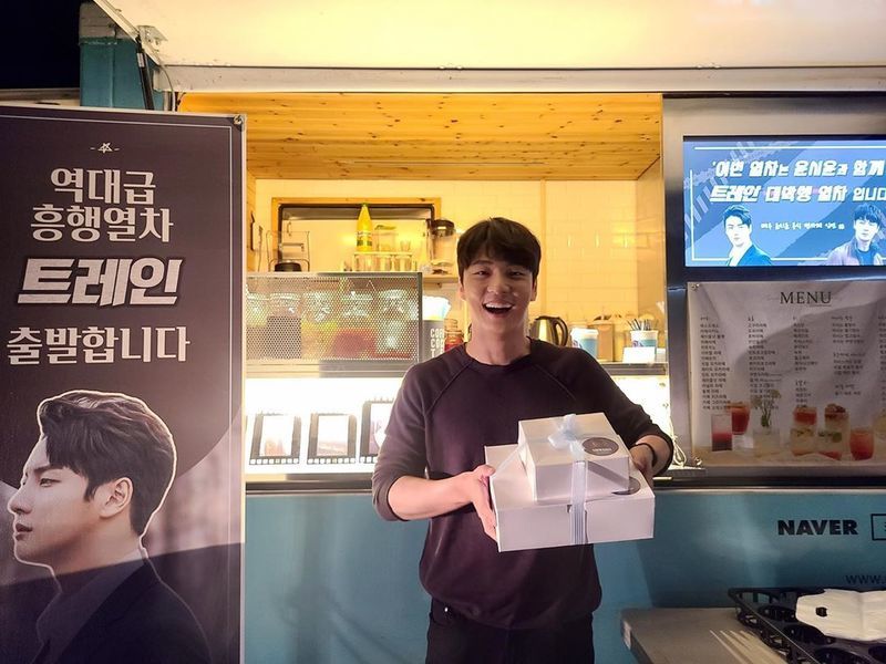 Actor Yoon Shi-yoon has revealed the latest.On July 2, Yoon Shi-yoon posted several photos on his Instagram with an article entitled Thank you; Im always working hard and shooting thanks to my fans.In the open photo, Yoon Shi-yoon is building a bright Smile in front of a snack car sent by fans to the filming site.The netizens who watched the photos responded I envy and I feel like I can shoot.On the other hand, Yoon Shi-yoon is about to broadcast the first OCN drama Train on July 11th.Park Eun-hae