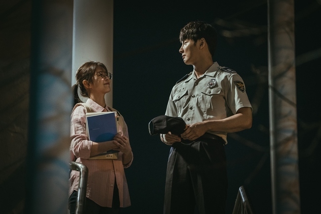 Trane Yoon Shi-yoon, Kyung Soo-jins fresh past is recalledThe new OCN original Trane (playplayed by Park Ga-yeon/directed by Ryu Seung-jin and Lee Seung-hoon/produced two frames) is a Detectives World Mystery drama that intervenes in serial killings to protect precious people in two Worlds divided into moments of Choices on the night of the murder.Yoon Shi-yoon and Kyung Soo-jin show the same appearance in parallel World but two characters that draw completely different characters.Yoon Shi-yoon played the role of Detective Seo Do-won, who was able to climb to the head of the homicide team at an early age by throwing his body all over the water and catching the criminal.Police who have tried to pay for the sins of their father by crossing the parallel world, Seo Do-won, a police officer who lives a life of danger due to the sins of his father, and Seo Do-won, a police officer who lives a dangerous life.Kyung Soo-jin is divided into Han Seo-kyung, a prosecutor who has won his life with love, and Han Seo-kyung, a police officer who has survived his life with hatred, who begins to pursue another truth as he learns the truth of his fathers case.In this regard, Yoon Shi-yoon and Kyung Soo-jin are drawing attention with their friendly two-shot, which depicts memories of the past in 2012.It is a scene of the days of Han Seo Kyung, who is wearing a police uniform and a book in one hand wearing glasses.Standing in the middle of the stairs, the two face each other and make a smile of freshness, making them feel strange.In addition, Hanseo Kyung makes a clear smile toward Seodowon, and Seodowon makes a lot of people who are full of warm eyes to Hanseo Kyung who smiles brightly.It is in a contradictory atmosphere with the appearance of Detective Seodowon and prosecutor Han Seo Kyung in the cold atmosphere that has been revealed so far, raising questions about what the past of the two people was like, and why it changed to Seodowon and Hanseogyeong as of 2020.Yoon Shi-yoon and Kyung Soo-jin took pictures in a cheerful atmosphere on the spot, just as they summoned the past excitement in 2012.The two of them are always bright smiles, and they express the scenes of Seo Do Won, Han Seo Kyungs police officer, and the days of high school students.In 2020, Seo Do Won and Han Seo Kyung completely different from the Alkong-dong chemistry completely digested the expectation.Park Su-in